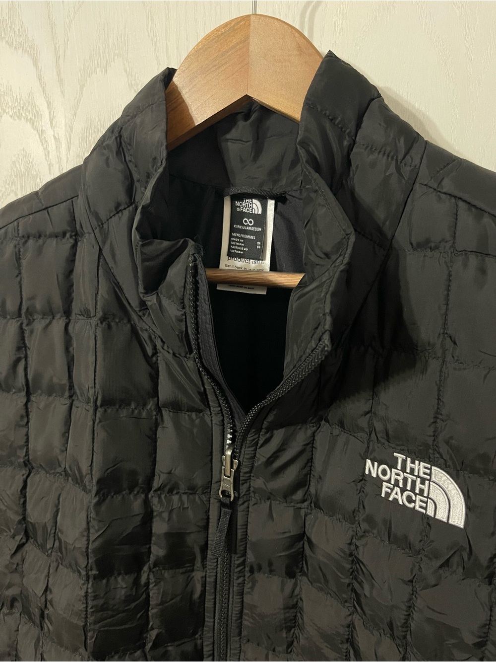 The North Face Men’s XL Black Quilted Full Zip Puffer Vest with White Logo